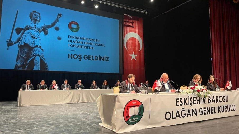 Eskişehir Barosunda genel kurul heyecanı: 25 yılını tamamlayan avukatlara plaket